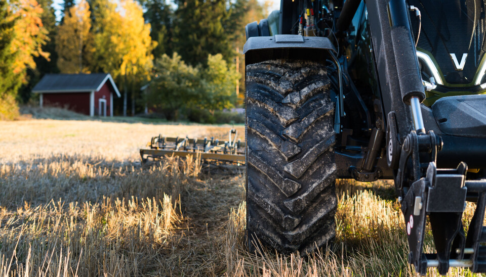 Dekkserien Soil King VF fra Nokian Tyres får to nye størrelser. Soil King dekk på en Valtra traktor ute på et stubbedekt jorde.