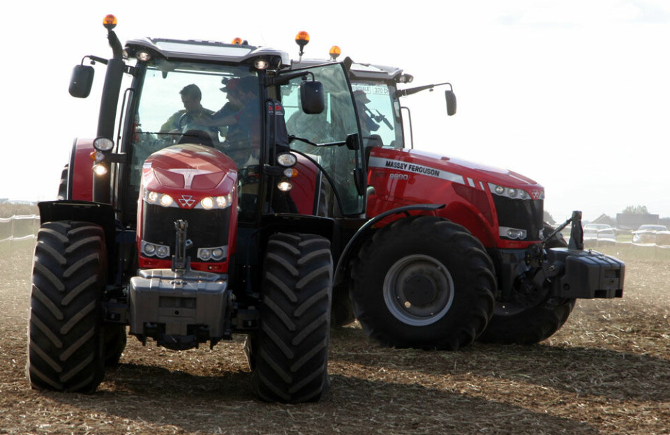 To Massey Ferguson 8600 traktorar på jordet.
