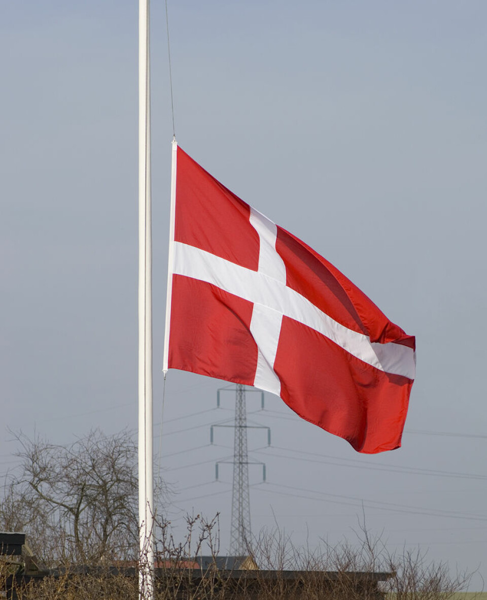 dansk flagg halv stang COLOURBOX1163399