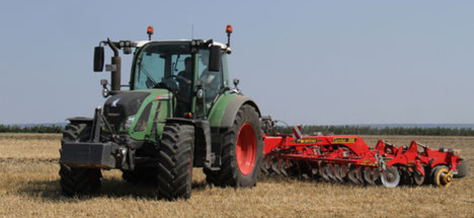 Vi har tatt en prøvetur i Fendt 516 under lanseringen. Fendt 500 med redskap på jordet.