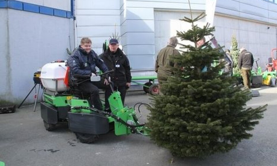 Øystein Nygård (t.v.) i Park og miljømaskiner Rogaland og Niels Nyholm fra Danmark var to av ustillerne da Norsk juletre arrangerte juletremesse. Øystein Nygård og Niels Nyholm