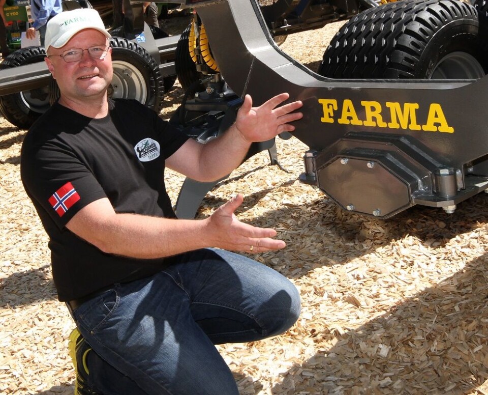 Johannes Nybakken i Skogsverktøy med en Farma tømmerhenger.