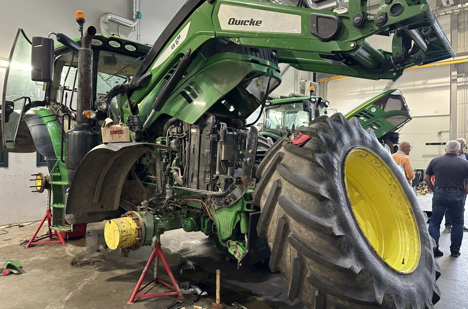 I Bedre Gardsdrifts vedlikeholdsarkiv finner du artikler om hvordan du selv kan vedlikeholde og reparere traktorer og maskiner. En traktor på verksted