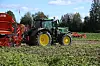 Traktor i potetåker