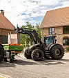 En Valtra G traktor løfter en storsekk
