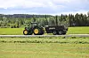 John Deere traktor med Gigant henger på vei
