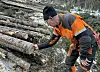 Jostein Frøyse merker en tømmerstokk i skogen