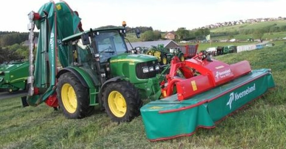 Liten John Deere traktor med brei butterfly slåmaskin fra Kverneland.