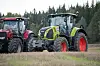 Claas Axion 810 parkert på et jorde ved siden av en annen traktor