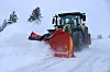 Traktor og snøplog.