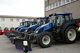 Fem traktorer i en leveranse