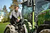 Erlend Moberget sitter på hjulet på en Fendt e107 Vario elektrisk traktor.