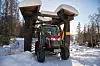 Massey Ferguson 2M.65 kjørende i snødekt landskap