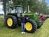 Jakob Ellingsen Fangan ved siden av John Deere 4055