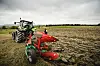 Deutz-Fahr traktor med Kverneland plog ute på et jorde