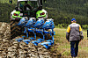 Man går bak en traktor med en Lemken vendeplog