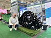Przemyslaw Bartkiewicz kneler ved siden av prototypen fra Carraro.