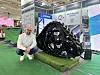 Przemyslaw Bartkiewicz kneler ved siden av prototypen fra Carraro.