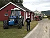 Et gardstun med en Ford 6610 og en Massey Ferguson 5455 i bakgrunnen