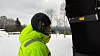 mann med hørselvern på