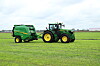 traktor med rundballepresse.