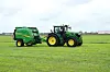 traktor med rundballepresse.