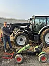 Per Herikstad ved siden av en trøtraktor og en hvit Valtra