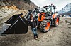 Lothepus poserer foran en Kubota traktor