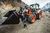 Lothepus poserer foran en Kubota traktor