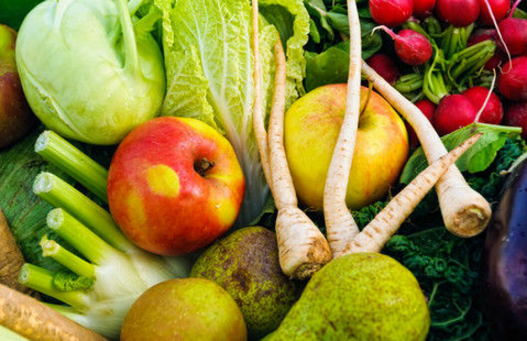 Grønnsaker og frukt på ett brett
