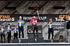 Vebjørn Sønsteby iført trøye med det norske flagg på står på førsteplass på pallen mens to menn i trøyer med svensk flagg står på andre- og tredjeplass.