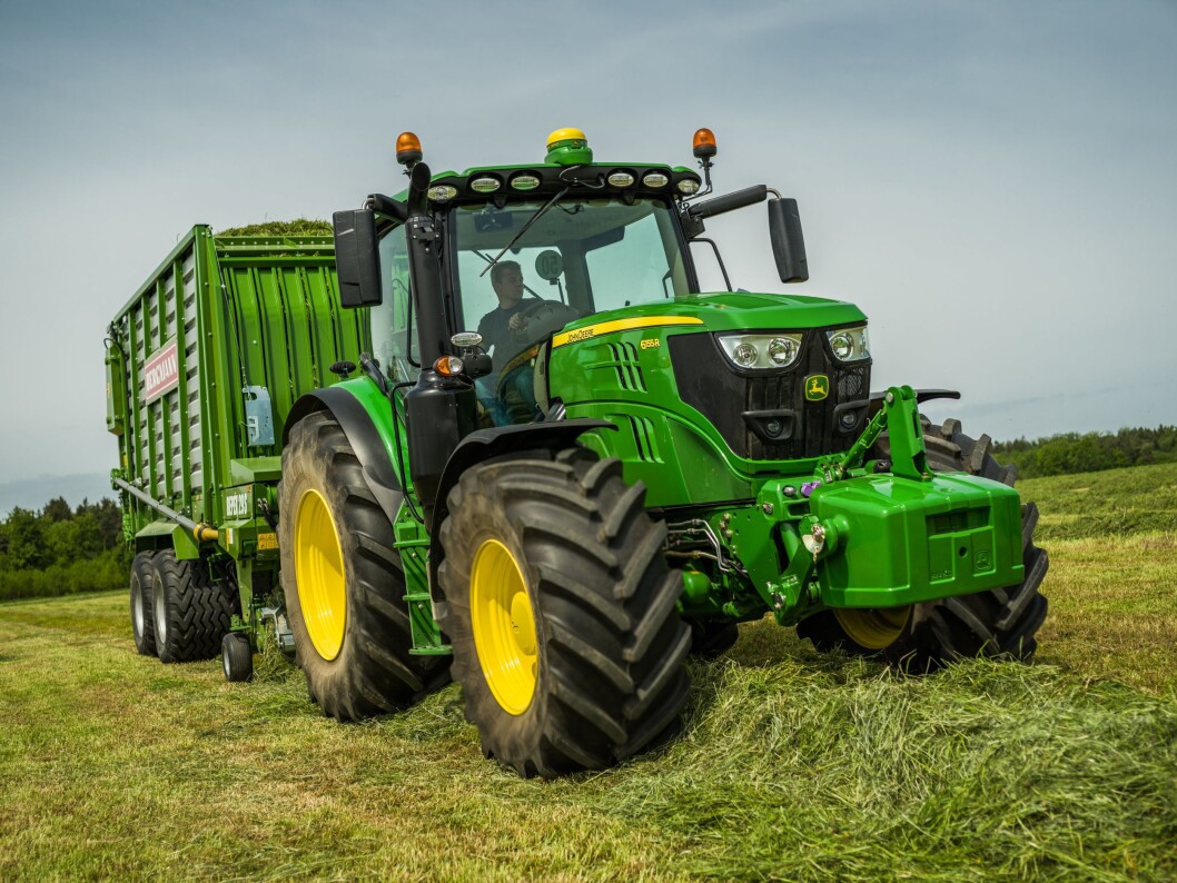 JD_6155R_LoadingWagon_b JD_6155R_LoadingWagon_b