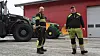 Kristian Ugedal (t.v.) og Elias Moan foran en rød driftsbygning med to traktorer i bakgrunnen