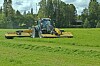 Valtra med Elho Viper i enga
