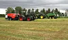Fendt traktor med Kuhn rundballepresse og John Deere traktor med John Deere presse på et jorde i forbindelse med en grasdemo ved Jønsberg