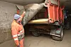 Henrik Basberg løfter gummileppa på tanken for å vise