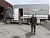 Rune Nærland poserer foran servicelastebilen
