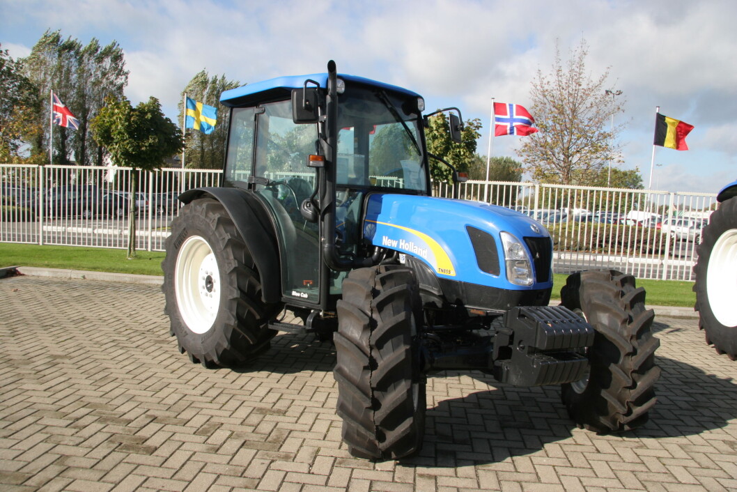 nh tn95s utstilling N flagg bak 05 nh tn95s utstilling N flagg bak 05