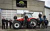 De ansatte hos Jone Ognedal AS poserer rundt en Steyr traktor utenfor bygningen