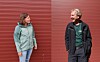 Siri Kvam-Andersen og Tom Sigurd Dokkedal foran hver sin røde driftsbygning