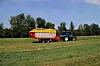 traktor og lessevogn i aksjon.