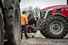 Tapio og Sørlie jobber med en Massey Ferguson 8S