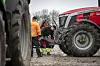 Tapio og Sørlie jobber med en Massey Ferguson 8S