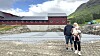 Thomas Svarstad og Mona Svarstad Seljeset, med datteren Sofie i armene, står på tomta der fjøset skal reises.