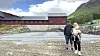 Thomas Svarstad og Mona Svarstad Seljeset, med datteren Sofie i armene, står på tomta der fjøset skal reises.