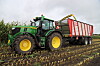 John Deere med henger.