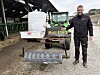 Roger Rødland viser fram innretningen han har laget