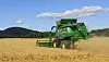 John Deere t560i fotografert bakfra mens halmrestene står ut