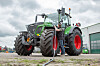 Bas står med ladekabel ved siden av en elektrisk ombygd Fendt 600.