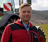 Mann foran traktor.
